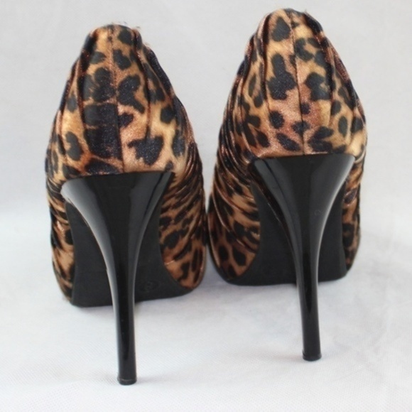 Dollhouse Florjan Pleated Leopard Pumps - Picture 8 of 8